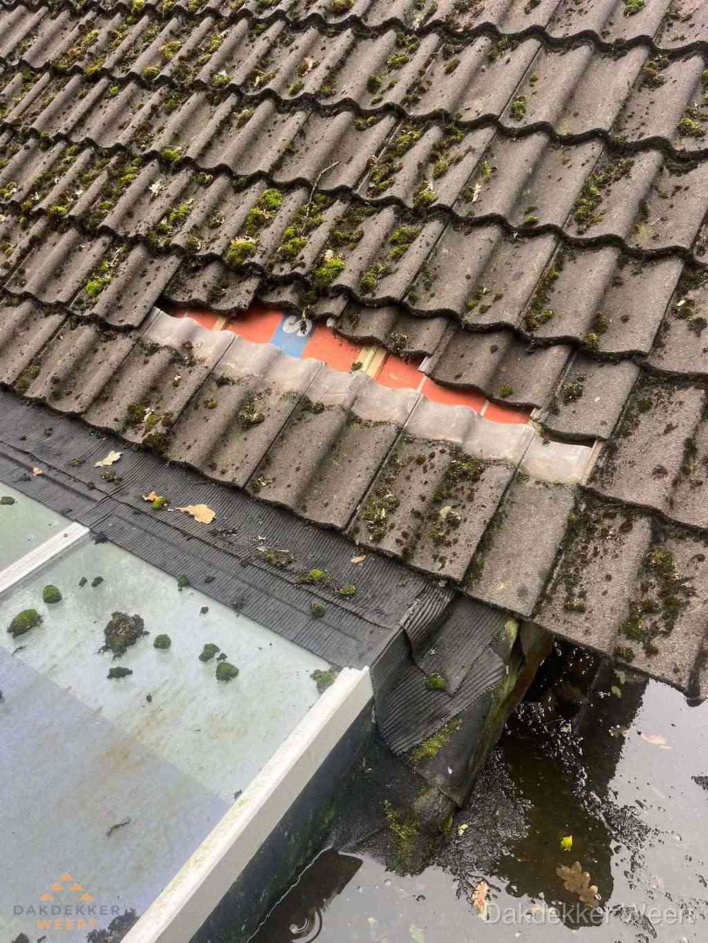 Beschadigd pannendak met ontbrekende dakpannen voor reparatie in Weert