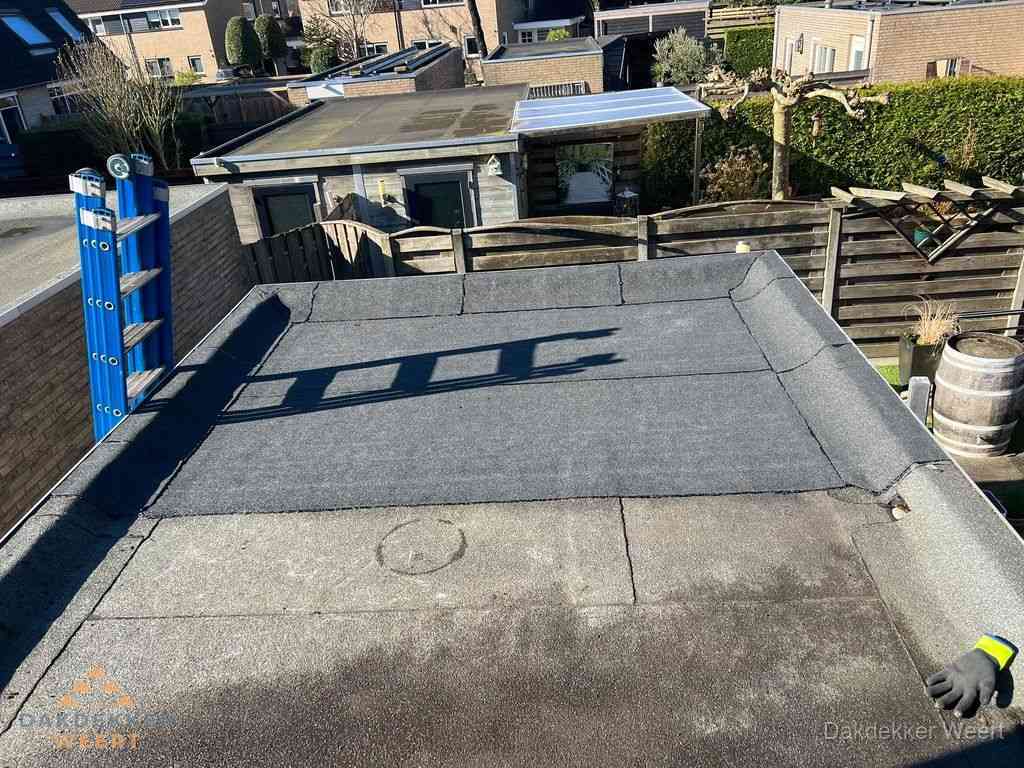 Dakdekker legt onderlaag op plat dak met houten constructie in Weert