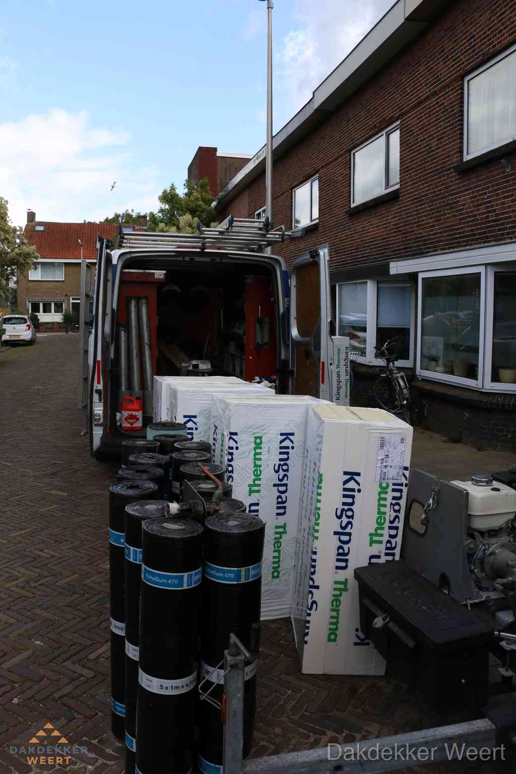 Plat dak met bitumen dakbedekking en brander in Weert