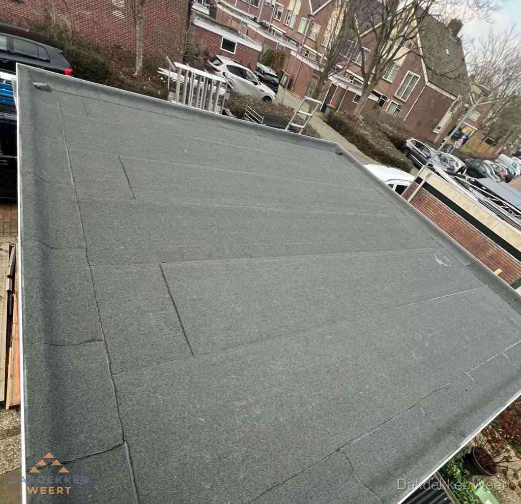 Nieuwe bitumen dakbedekking op plat dak van garage in Weert