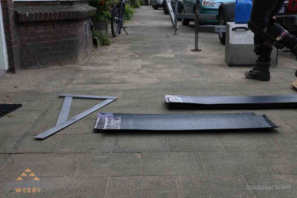 Dakbedekkingsmateriaal en zinkwerk klaargelegd voor reparatie in Weert
