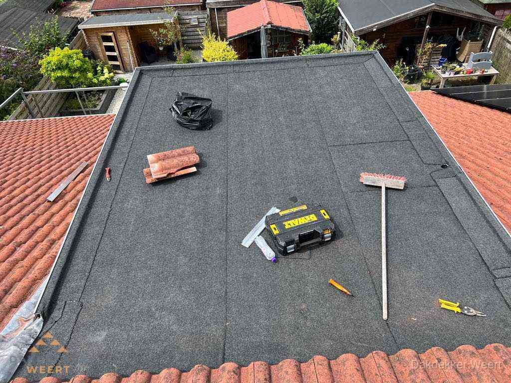 Nieuw plat dak met bitumen dakbedekking in Weert