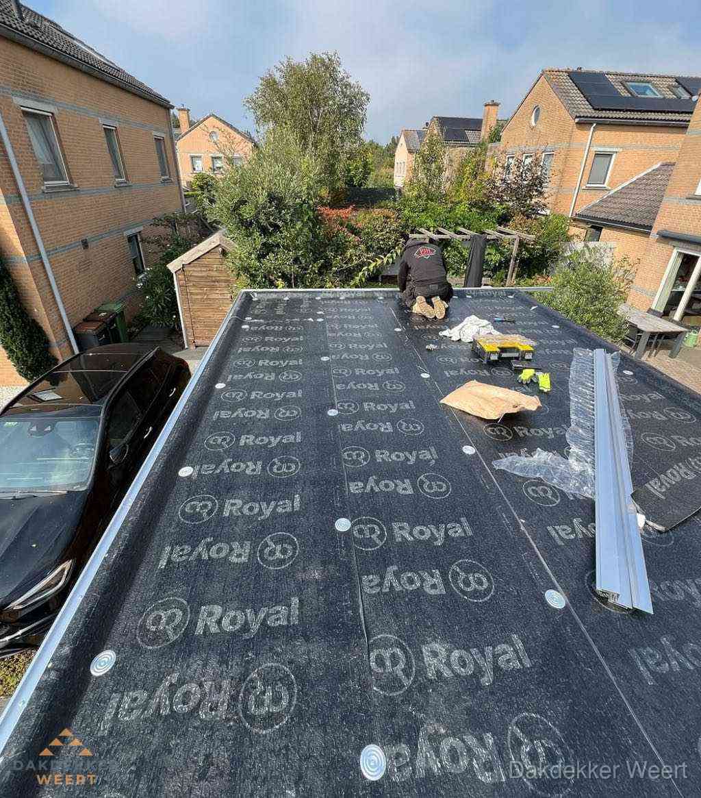 Dakdekker aan het werk op plat dak renovatie in Weert