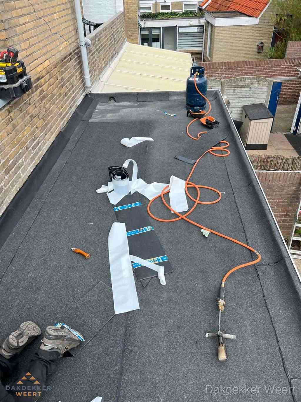 Dakdekker brengt EPDM dakbedekking aan op plat dak in Weert