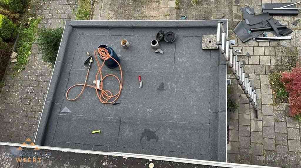 Plat dak met nieuwe bitumen bedekking in Weert