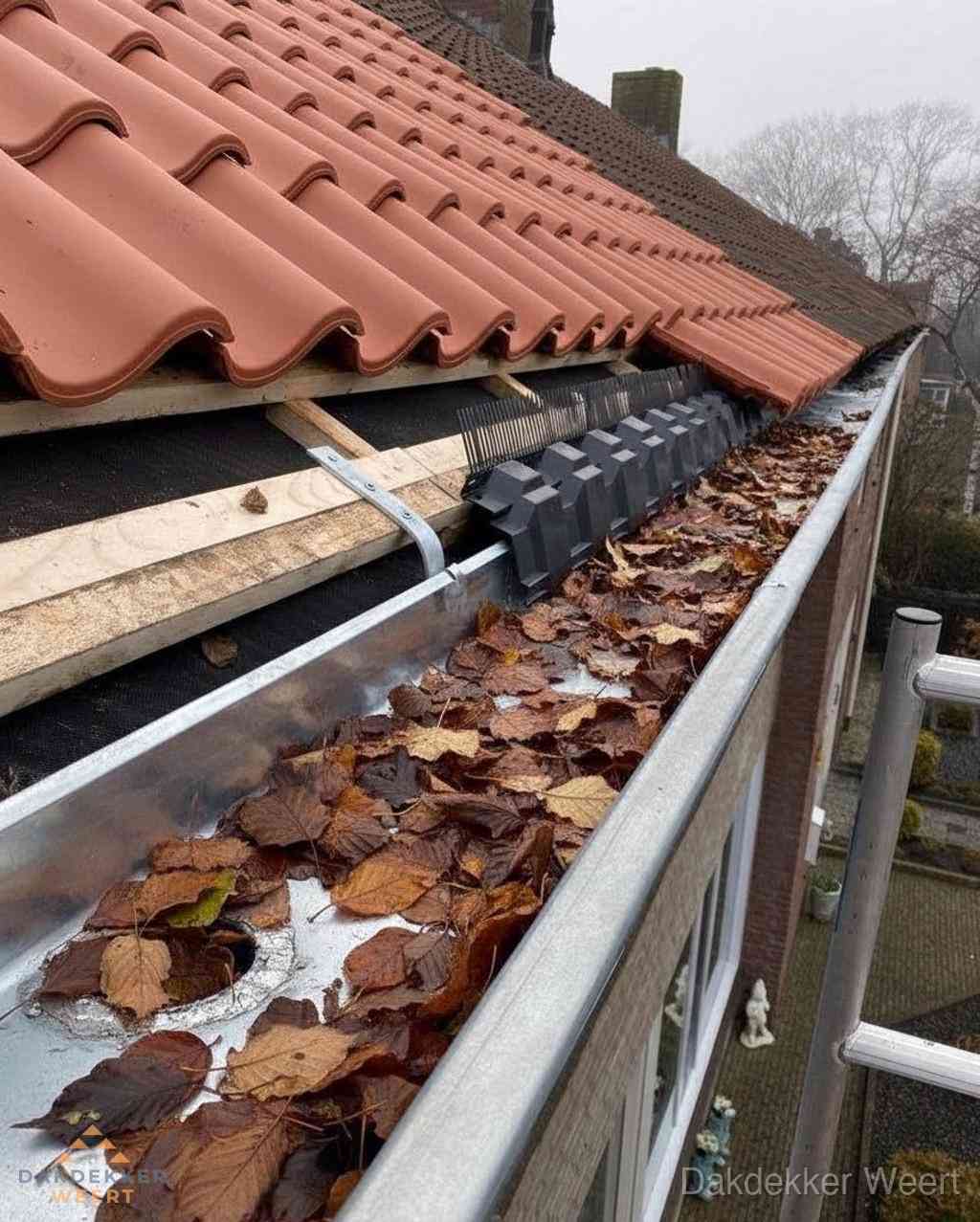 Plat dak bedrijfspand met bitumen dakbedekking en lichtkoepels in Weert