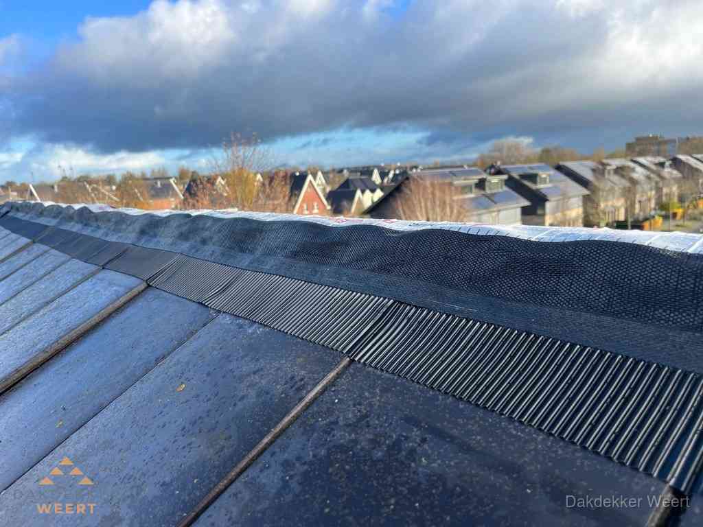 Dakisolatie bij de nok met ventilatieprofiel op schuin dak in Weert