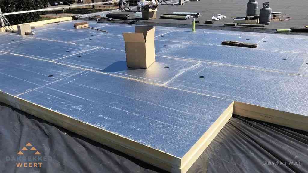 PIR isolatieplaten worden gelegd op plat dak voor dakisolatie in Weert