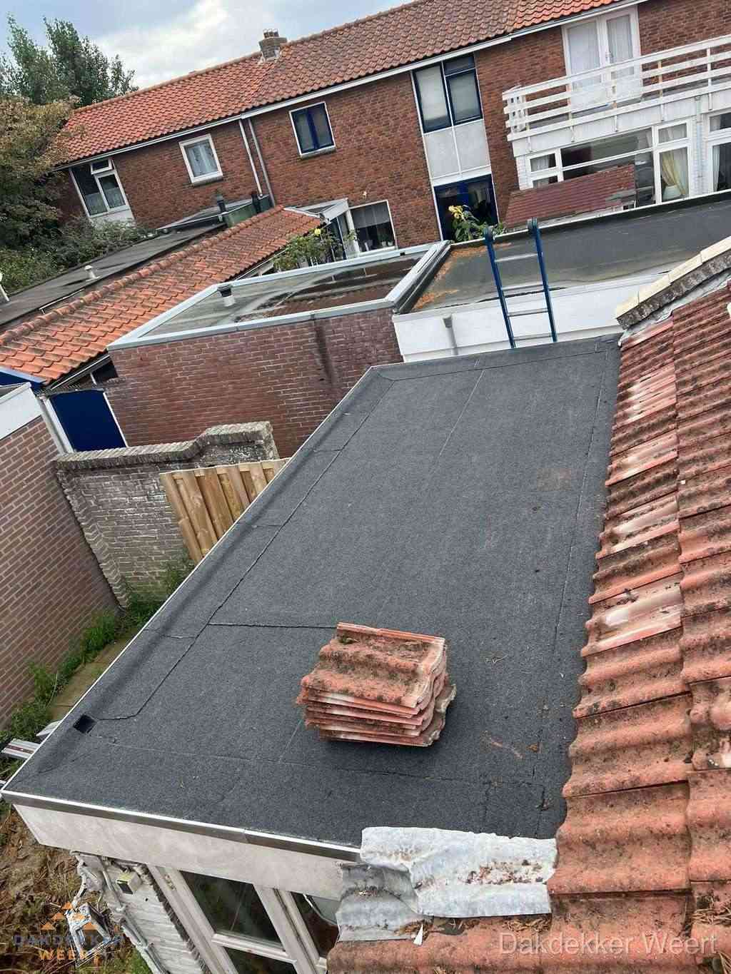 Aanbouw plat dak met reservepannen voor dakpannen vervangen in Weert