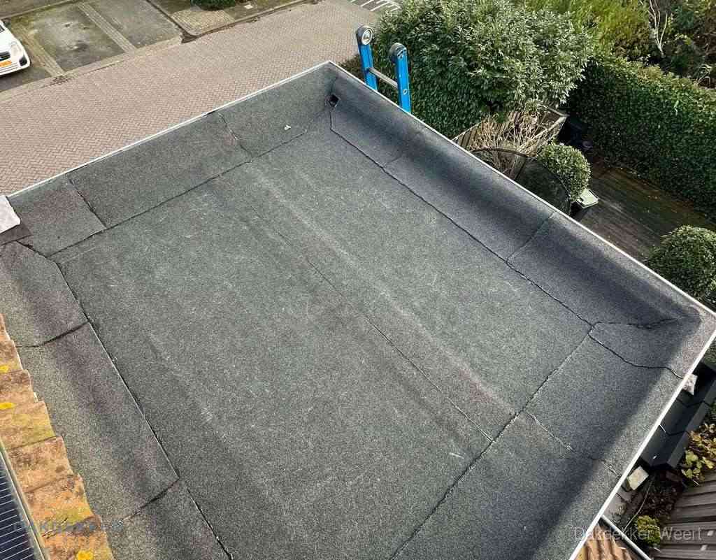 Gerenoveerd plat dak met nieuwe bitumen dakbedekking in Weert