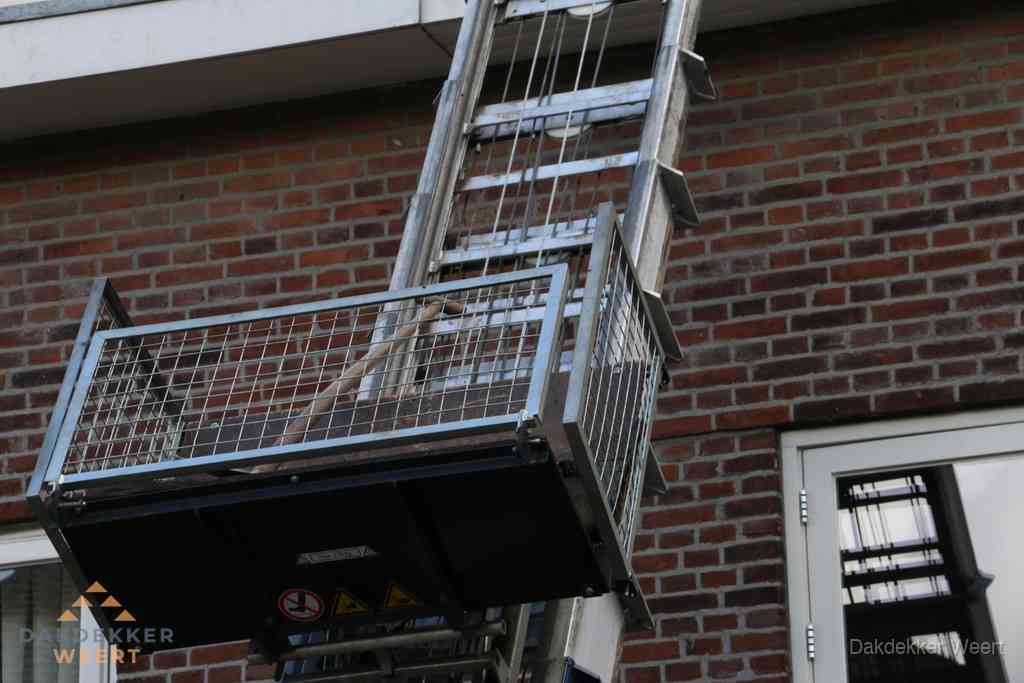 Ladderlift met dakpannen voor dakpan reparatie in Weert