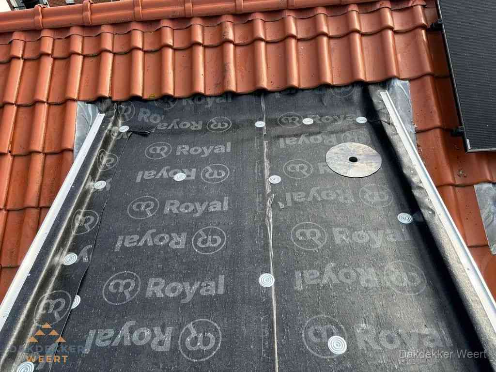 Nieuw dak met dakpannen en Royal onderlaag bij woning in Weert