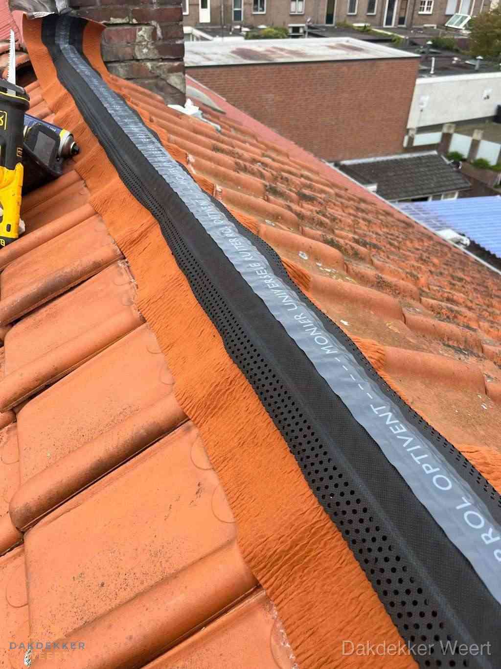 Plat dak aanbouw met bitumen naast schuin pannendak in Weert