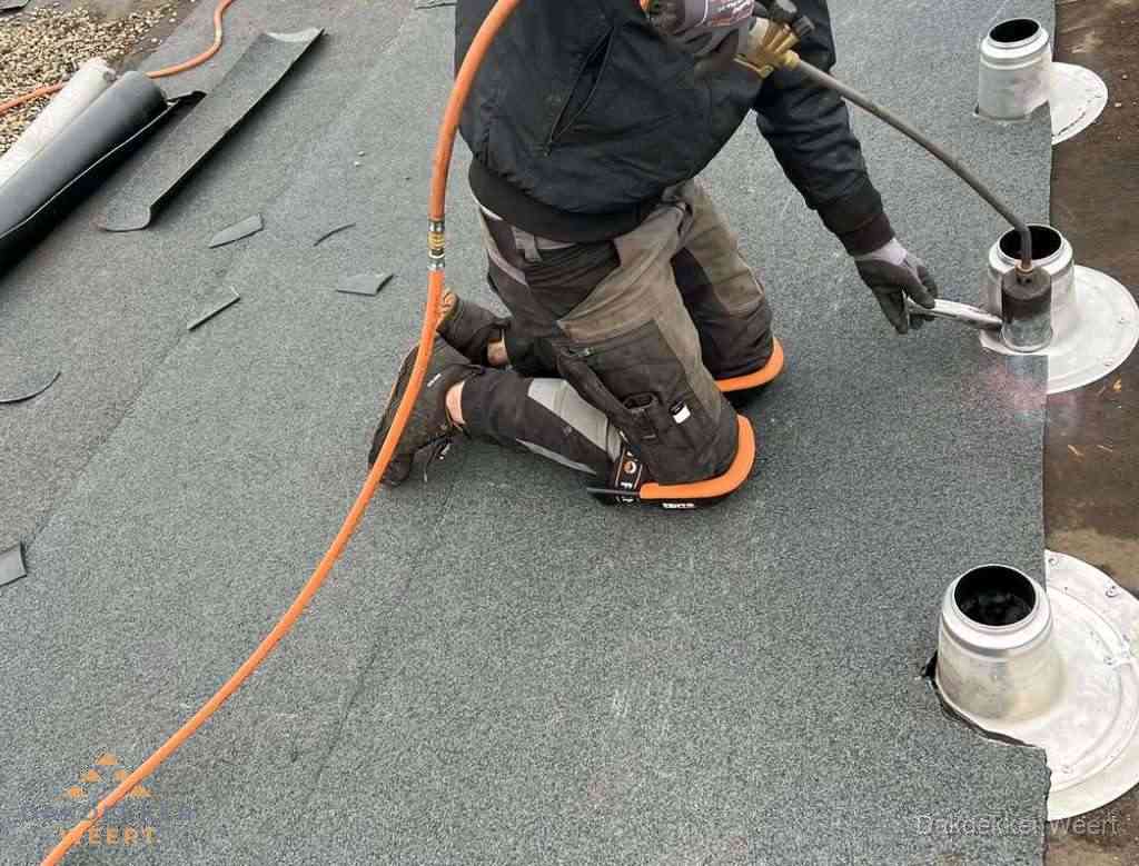 Gereedschap op nieuw plat dak na renovatie in Weert