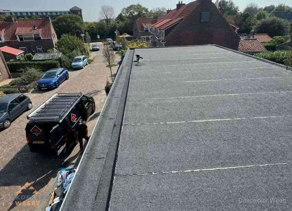 Nieuw bitumen plat dak met uitzicht over landschap in Weert