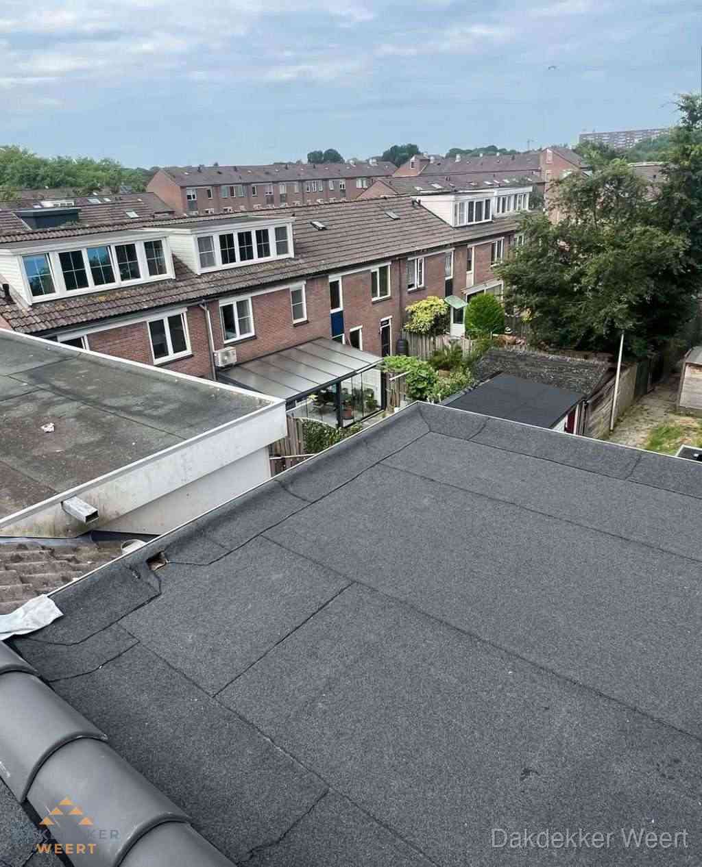 Vernieuwd plat dak met bitumen in woonwijk in Weert