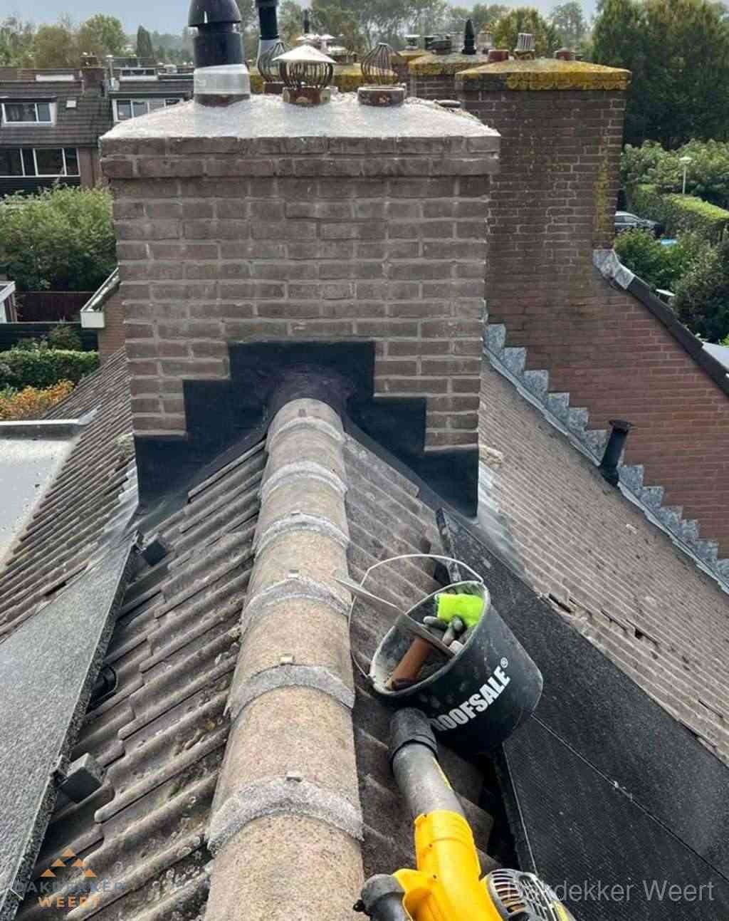 Dakdekker repareert bitumen dakleer bij dakdoorvoer in Weert
